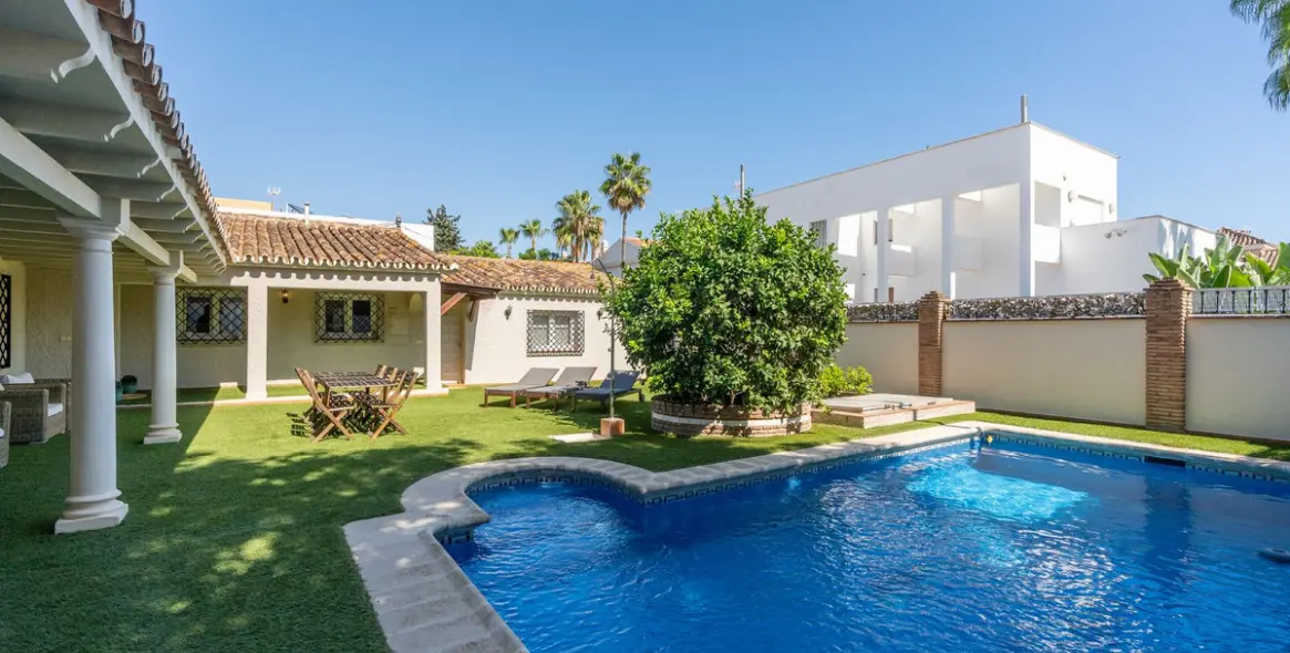 Sale of detached villa in San Pedro de Alcántara 28