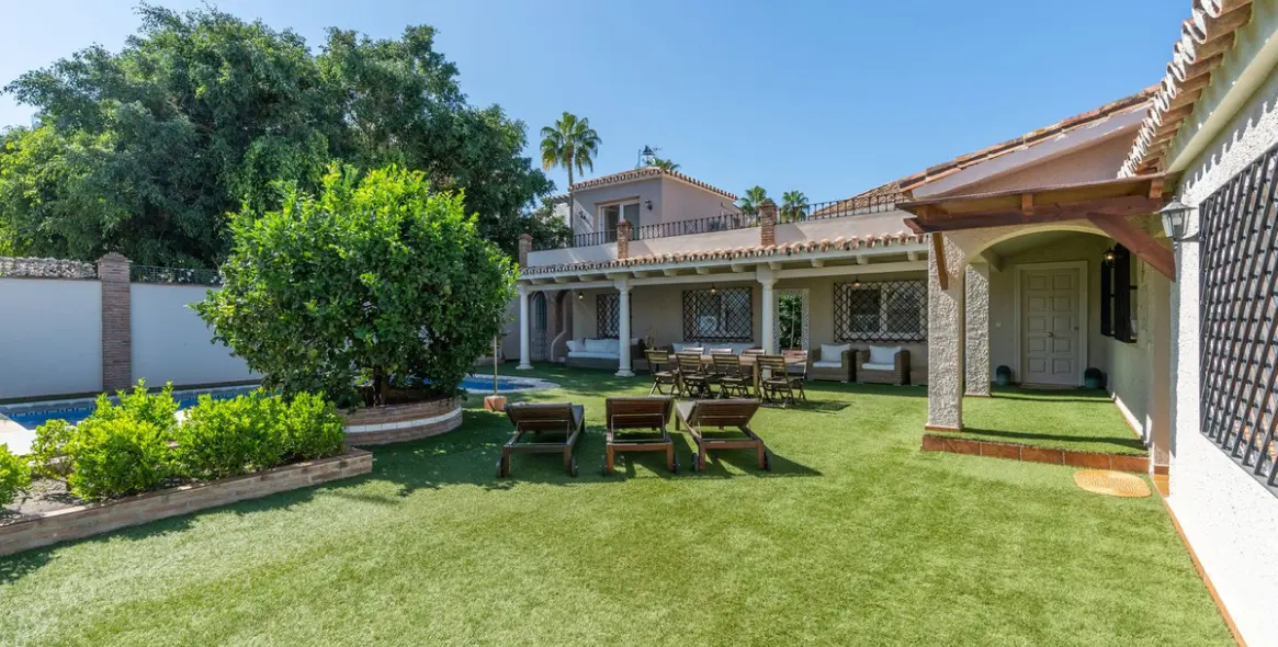 Sale of detached villa in San Pedro de Alcántara 34