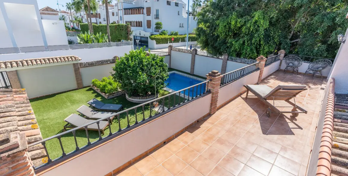 Sale of detached villa in San Pedro de Alcántara 37