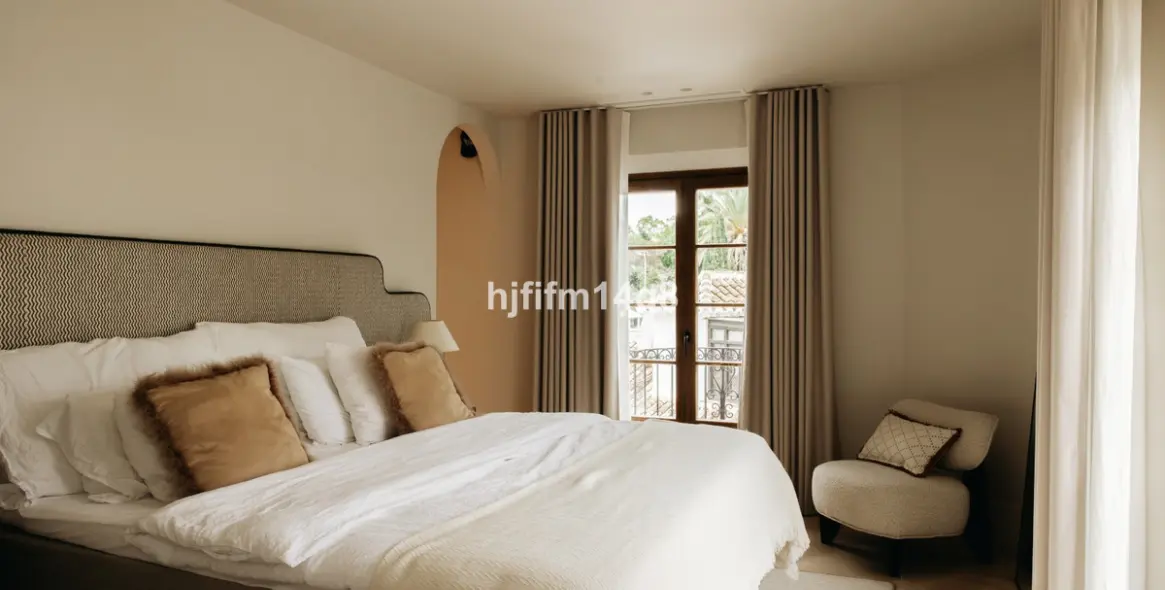 Sale of townhouse in The Golden Mile 5