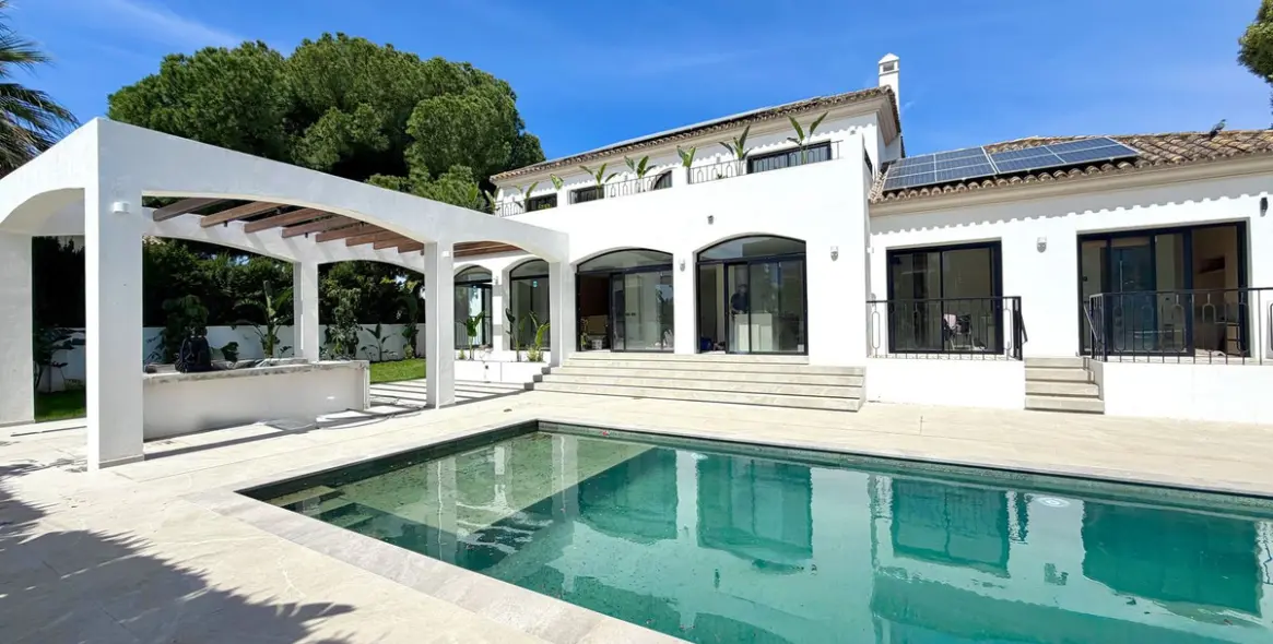 Sale of detached villa in San Pedro de Alcántara 1