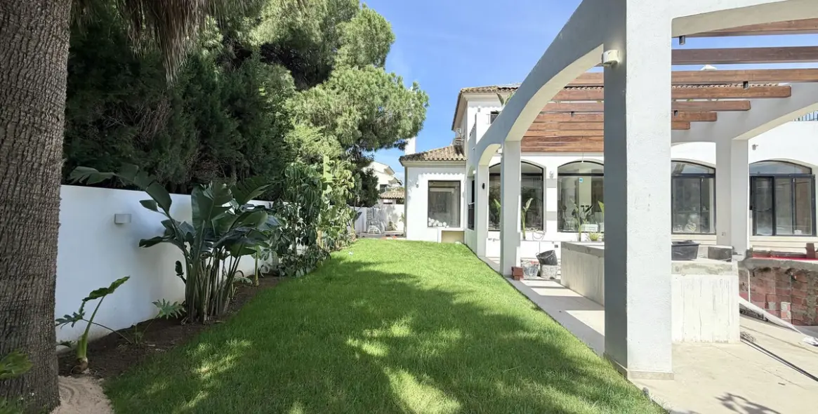 Sale of detached villa in San Pedro de Alcántara 2