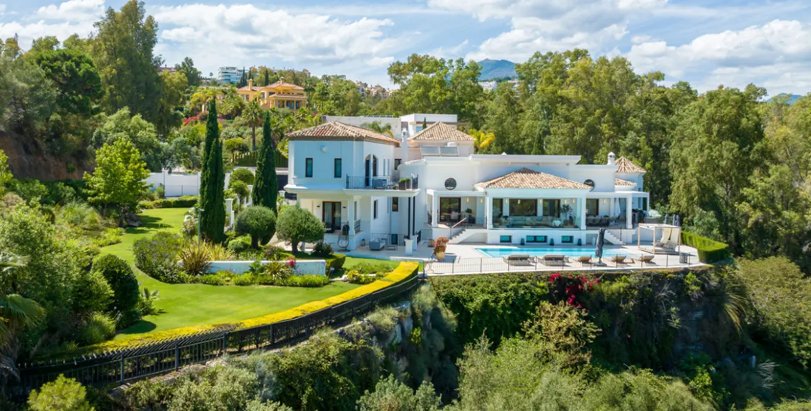 Sale of detached villa in Benahavís 2