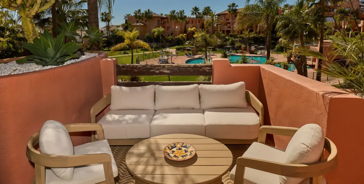 Short-term rent of middle floor apartment in New Golden Mile 1