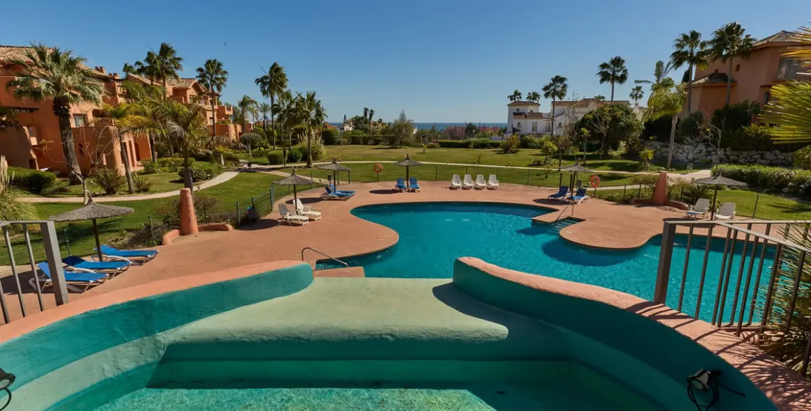 Short-term rent of middle floor apartment in New Golden Mile 2