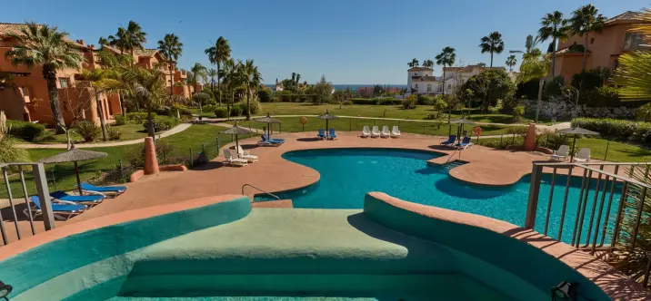 Short-term rent of middle floor apartment in New Golden Mile 1