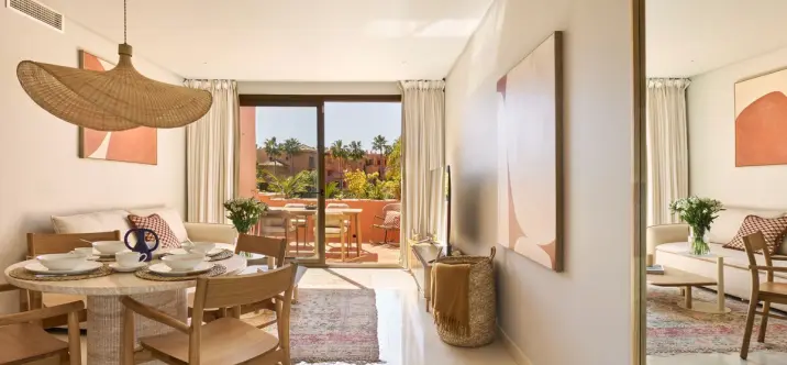 Short-term rent of middle floor apartment in New Golden Mile 2