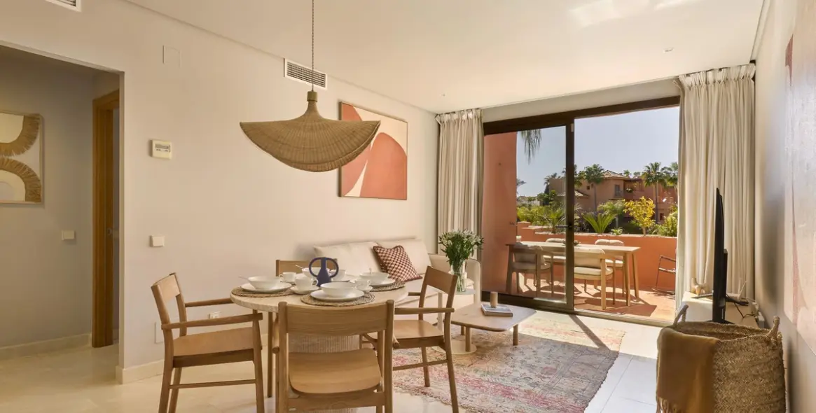 Short-term rent of middle floor apartment in New Golden Mile 4