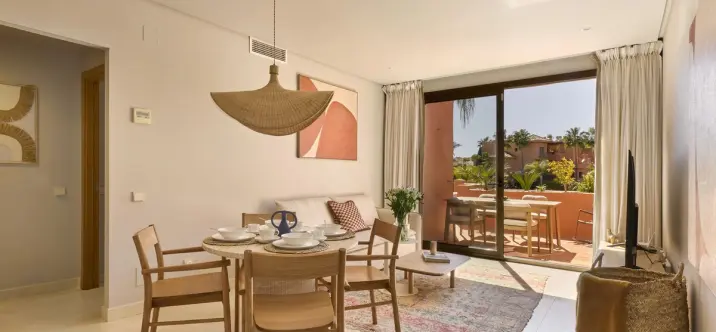 Short-term rent of middle floor apartment in New Golden Mile 3