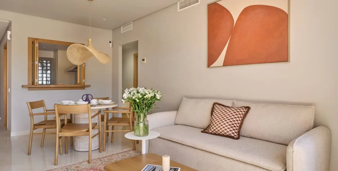 Short-term rent of middle floor apartment in New Golden Mile 5