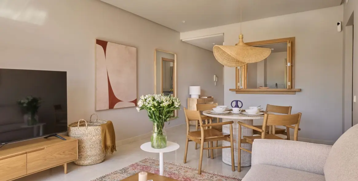 Short-term rent of middle floor apartment in New Golden Mile 7