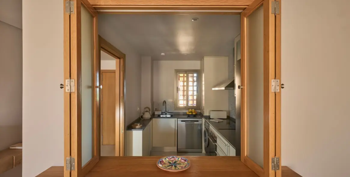 Short-term rent of middle floor apartment in New Golden Mile 8