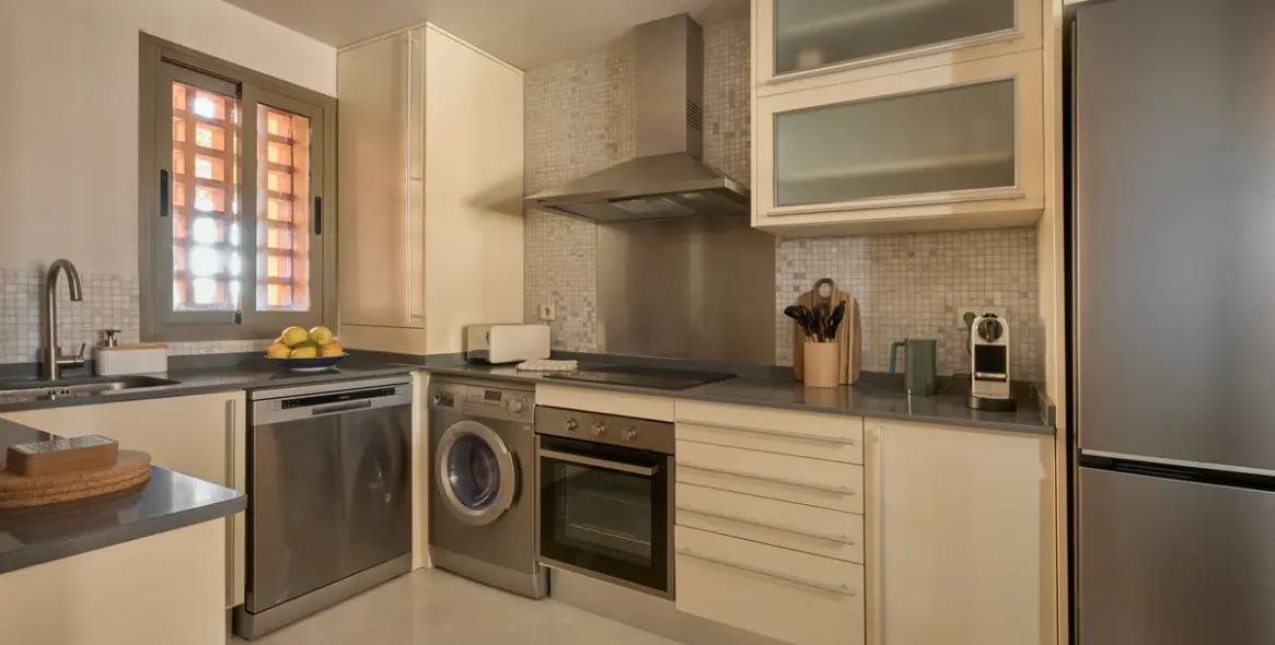 Short-term rent of middle floor apartment in New Golden Mile 9