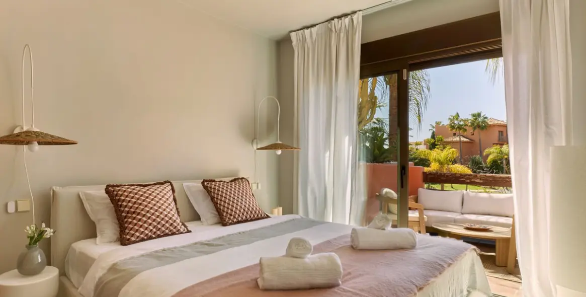 Short-term rent of middle floor apartment in New Golden Mile 11