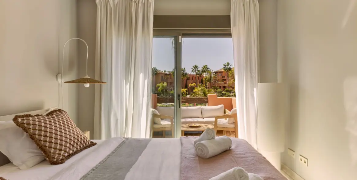 Short-term rent of middle floor apartment in New Golden Mile 12