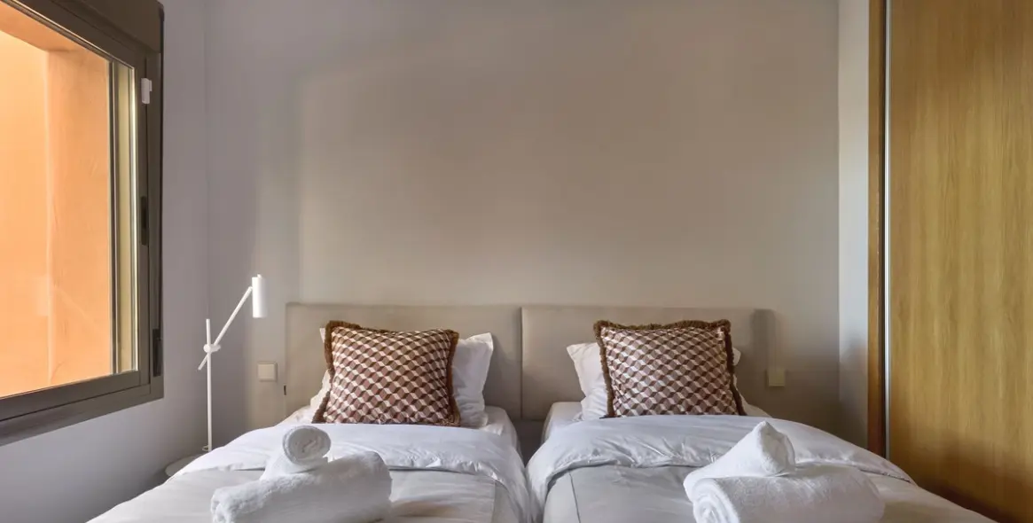 Short-term rent of middle floor apartment in New Golden Mile 16