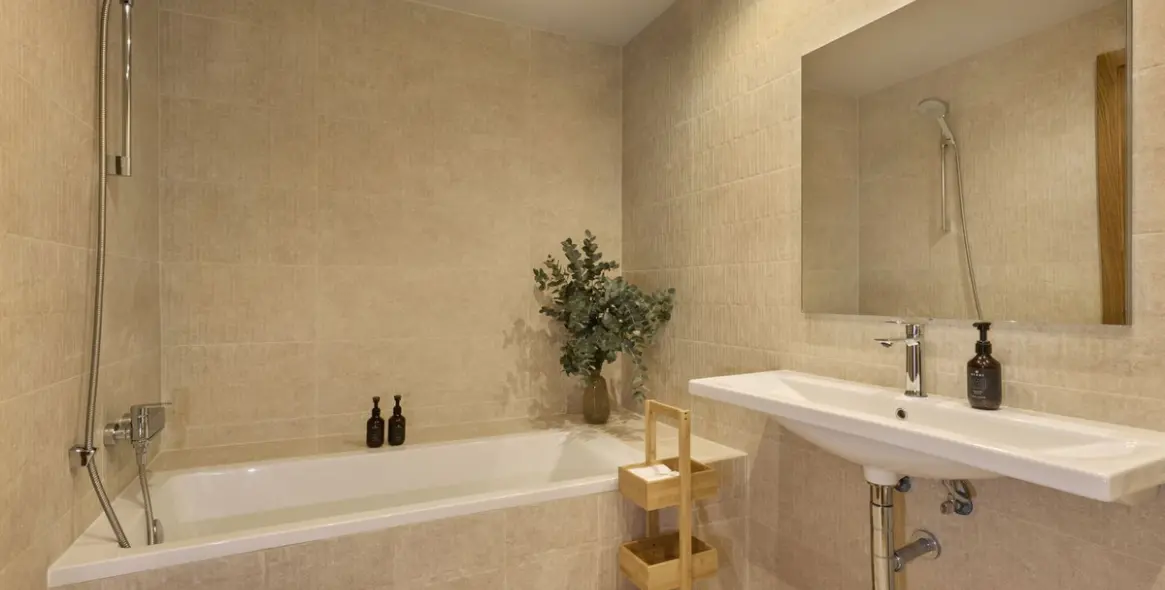 Short-term rent of middle floor apartment in New Golden Mile 19