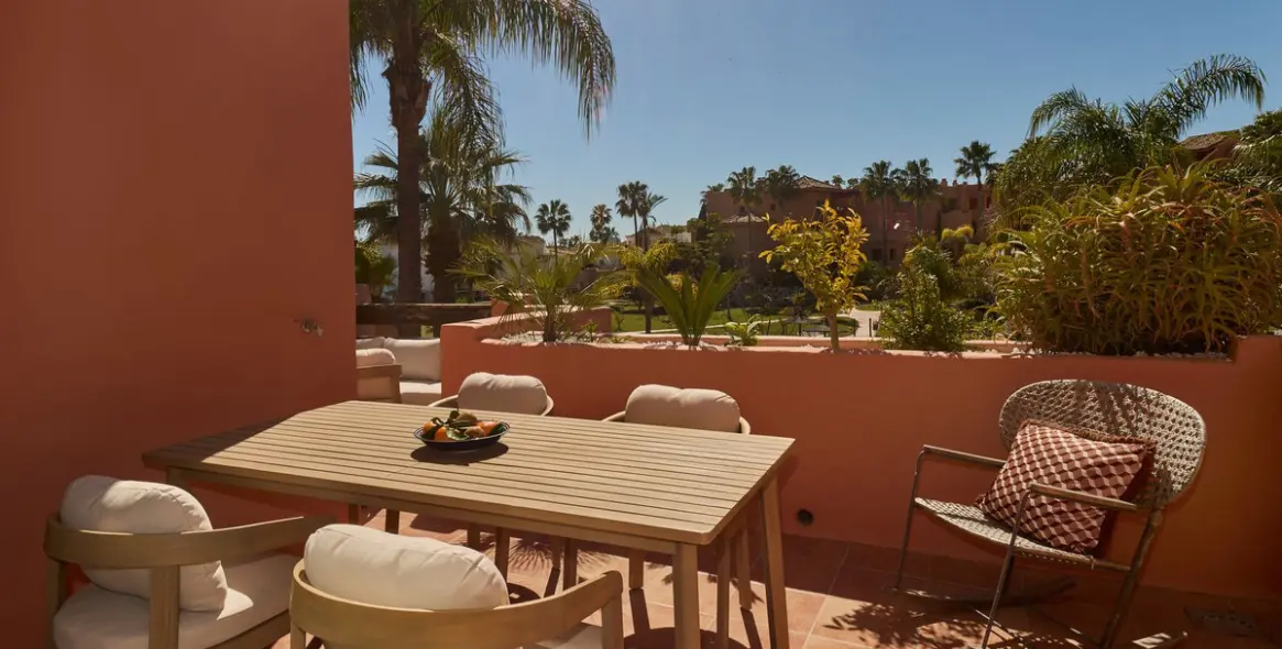 Short-term rent of middle floor apartment in New Golden Mile 20