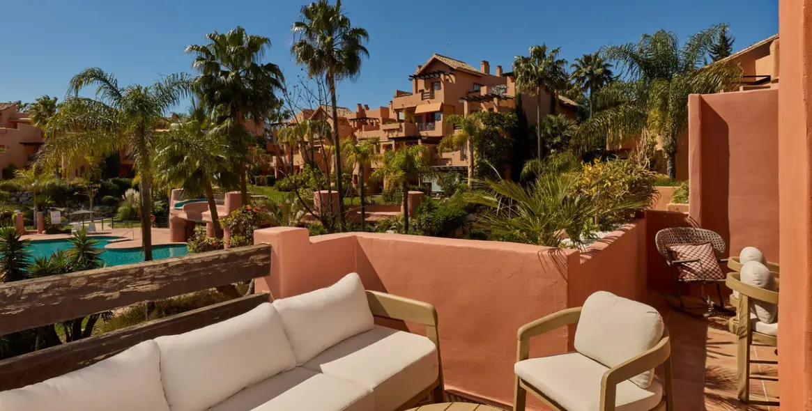 Short-term rent of middle floor apartment in New Golden Mile 21