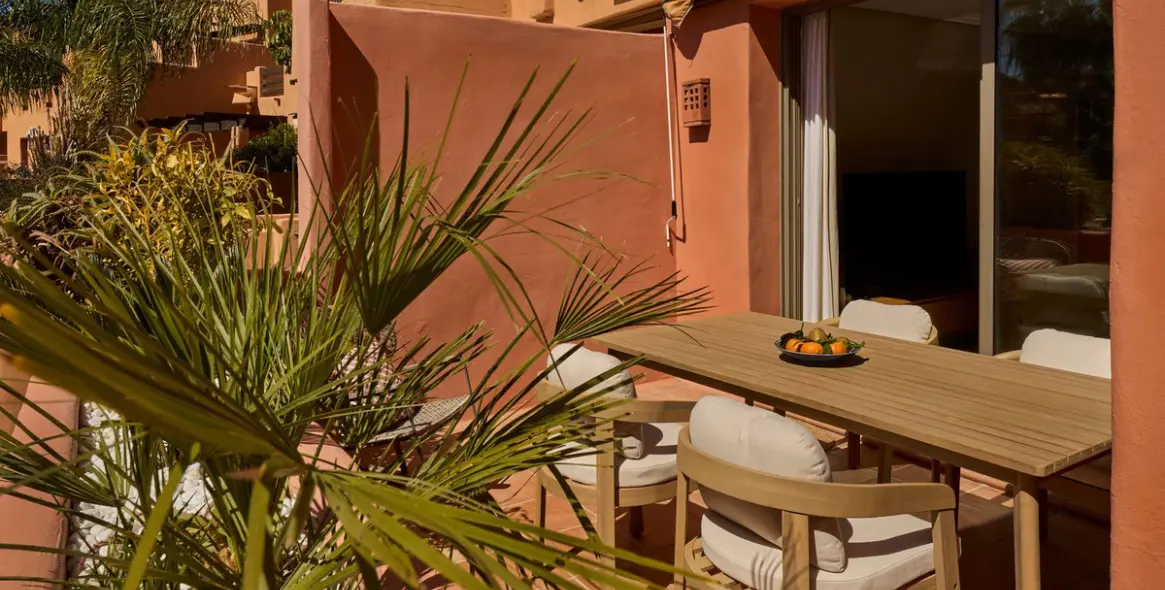 Short-term rent of middle floor apartment in New Golden Mile 22