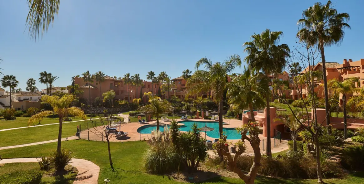 Short-term rent of middle floor apartment in New Golden Mile 23