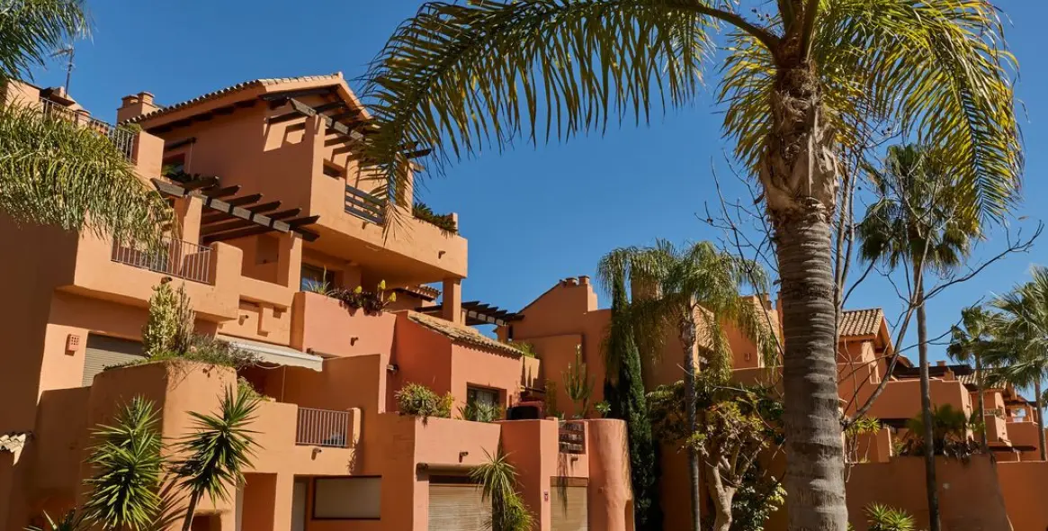 Short-term rent of middle floor apartment in New Golden Mile 24