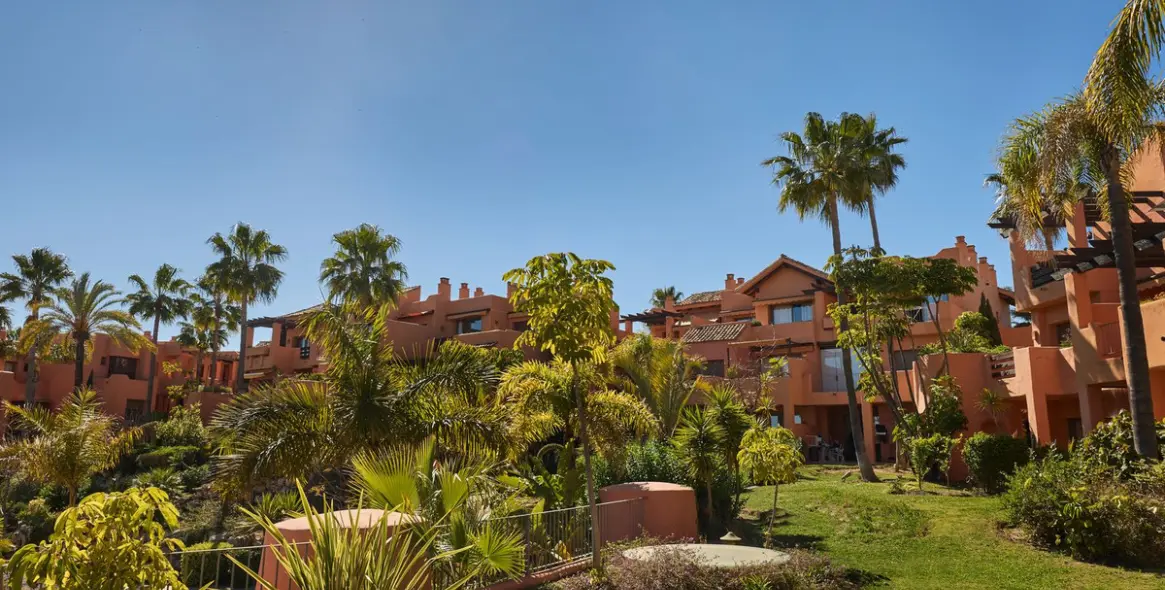 Short-term rent of middle floor apartment in New Golden Mile 25