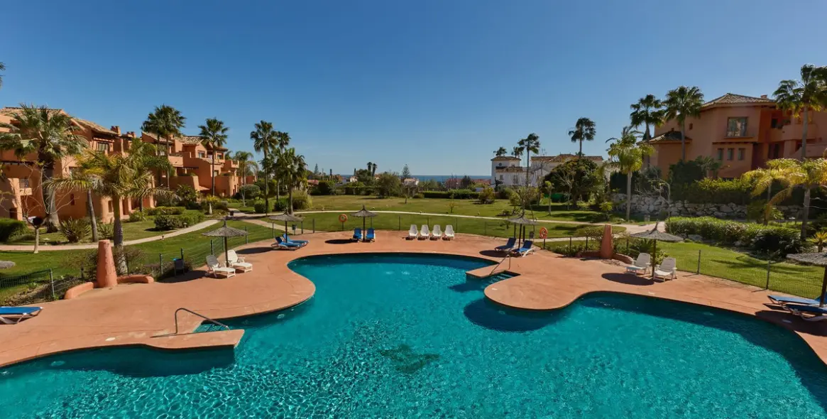 Short-term rent of middle floor apartment in New Golden Mile 26