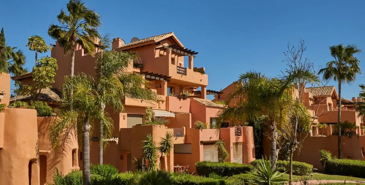 Short-term rent of middle floor apartment in New Golden Mile 28