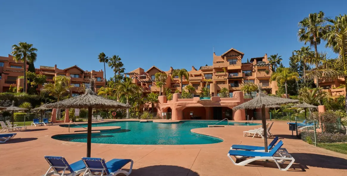 Short-term rent of middle floor apartment in New Golden Mile 29