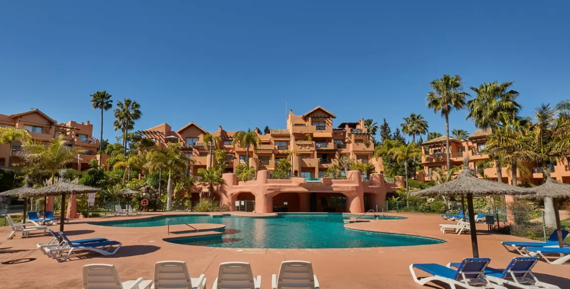 Short-term rent of middle floor apartment in New Golden Mile 30