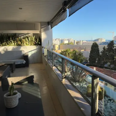 Alquiler a largo plazo de apartamento en planta media en Marbella