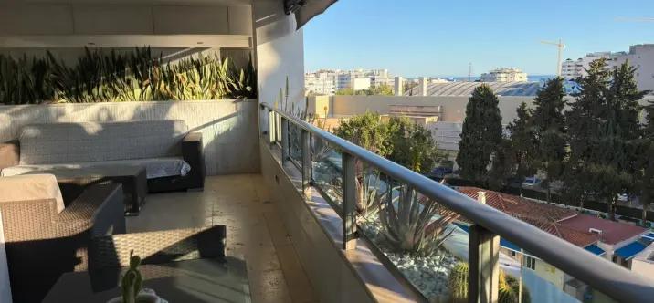 Alquiler a largo plazo de apartamento en planta media en Marbella 0