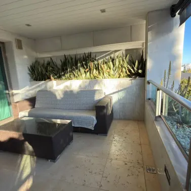 Alquiler a largo plazo de apartamento en planta media en Marbella