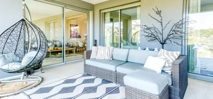 Sale of middle floor apartment in Estepona 1