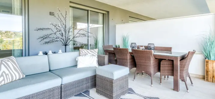 Sale of middle floor apartment in Estepona 2