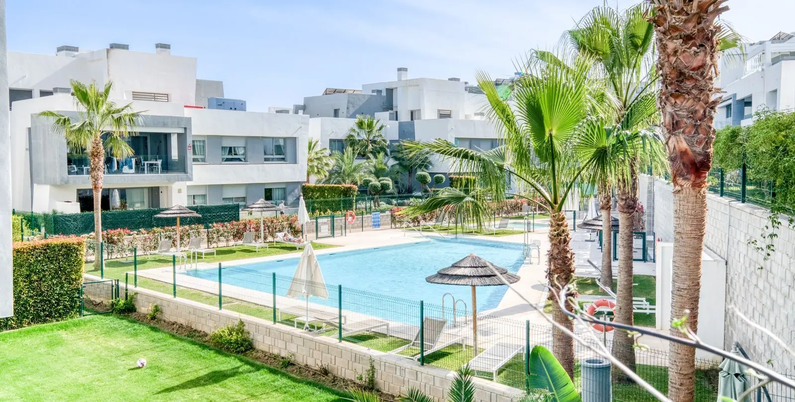 Sale of middle floor apartment in Estepona 1