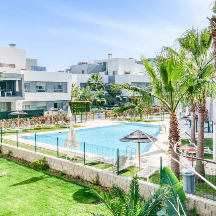 Sale of middle floor apartment in Estepona