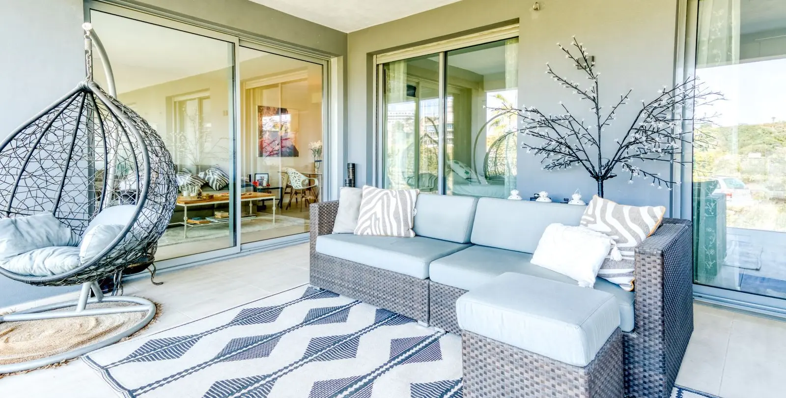 Sale of middle floor apartment in Estepona 2