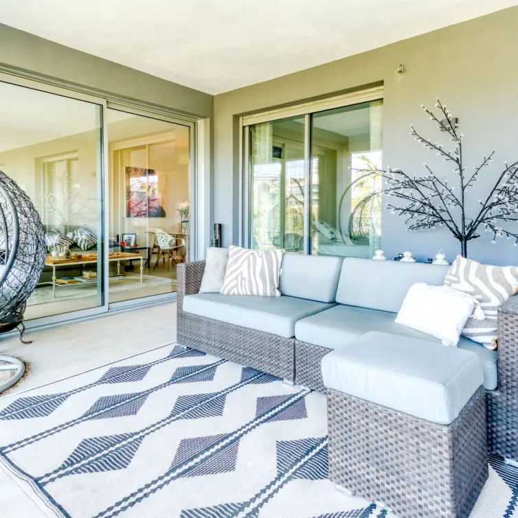 Sale of middle floor apartment in Estepona