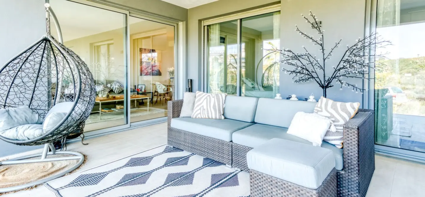 Sale of middle floor apartment in Estepona 1
