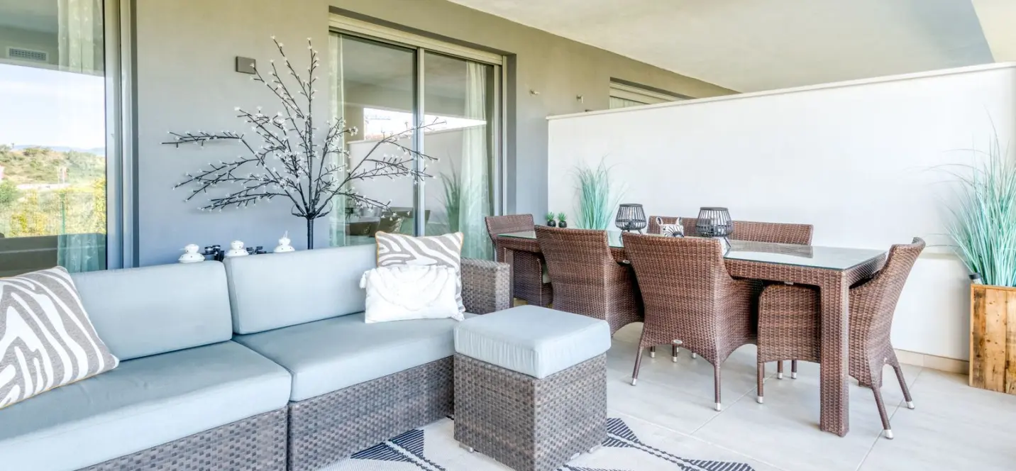 Sale of middle floor apartment in Estepona 2