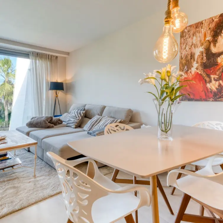 Sale of middle floor apartment in Estepona