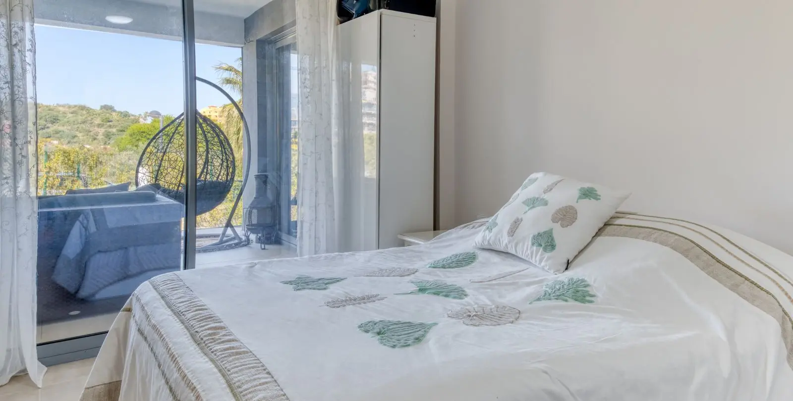 Sale of middle floor apartment in Estepona 9