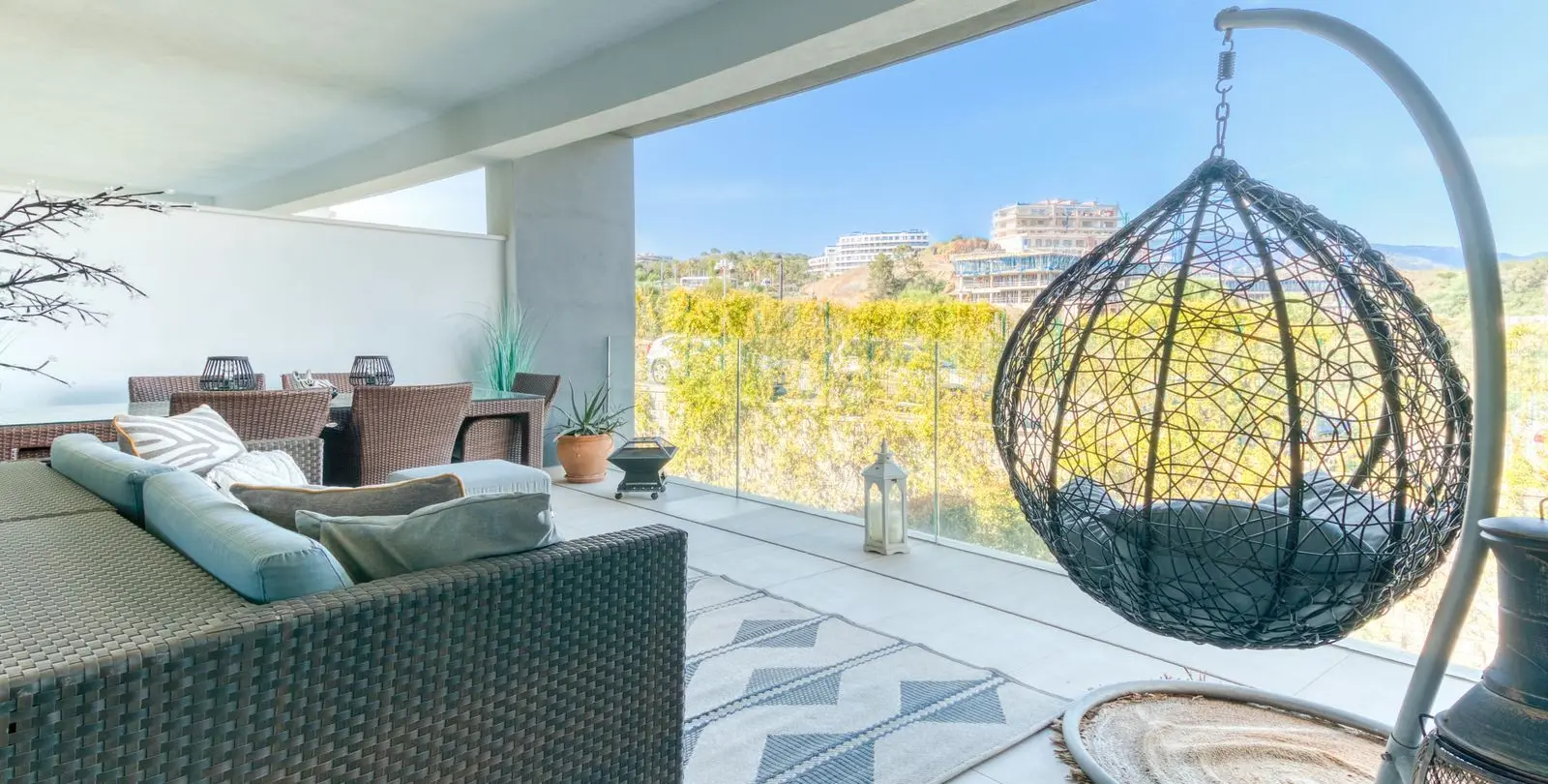 Sale of middle floor apartment in Estepona 13