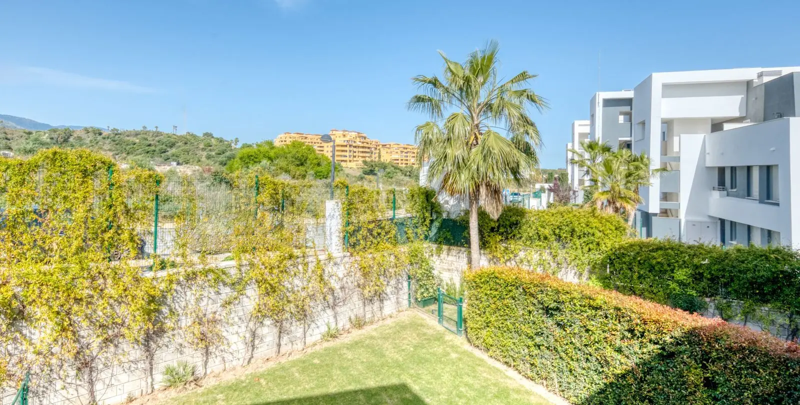 Sale of middle floor apartment in Estepona 15