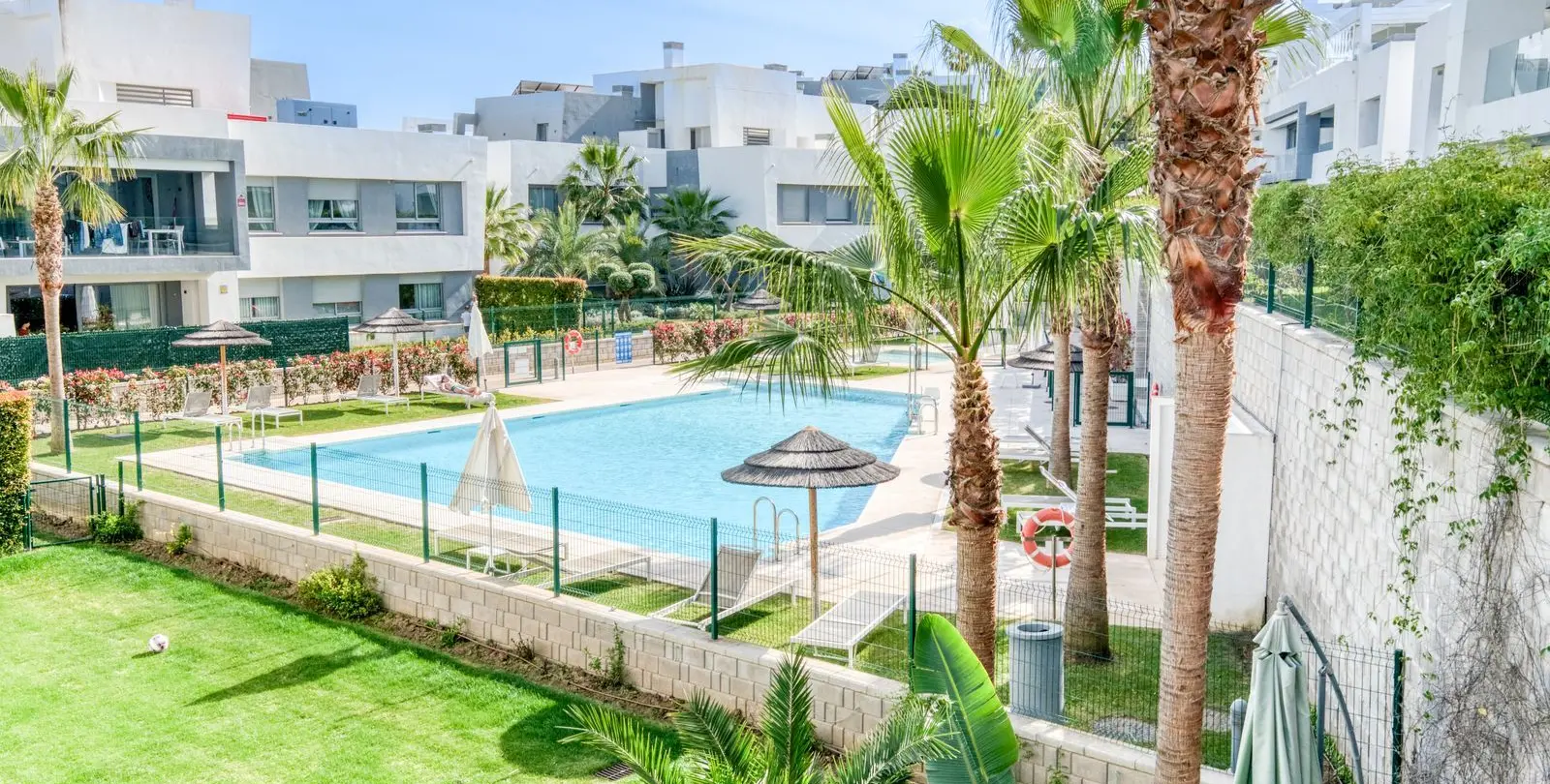 Sale of middle floor apartment in Estepona 16