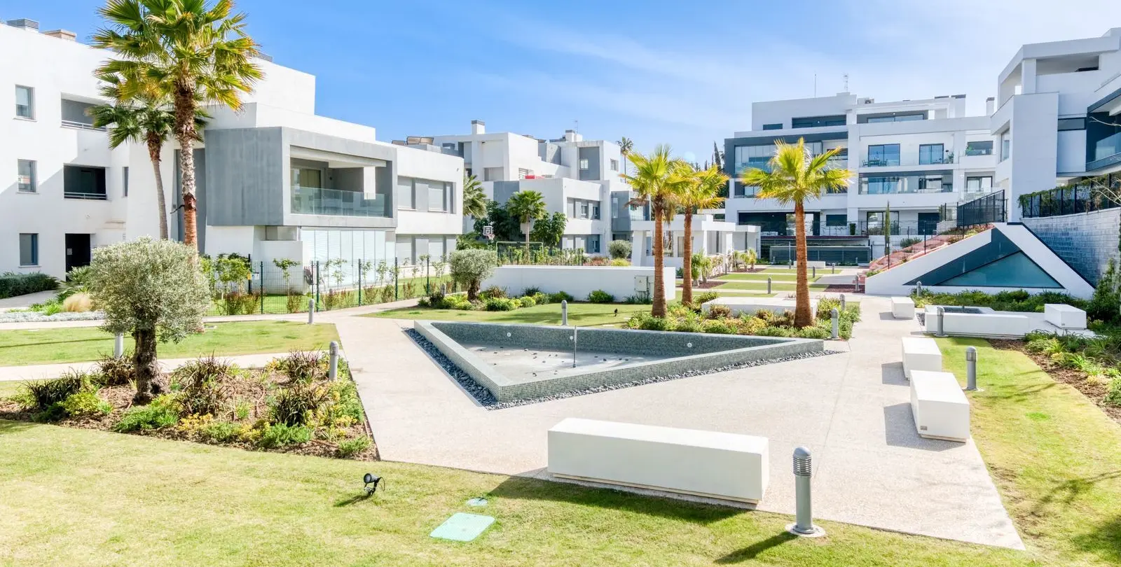 Sale of middle floor apartment in Estepona 17