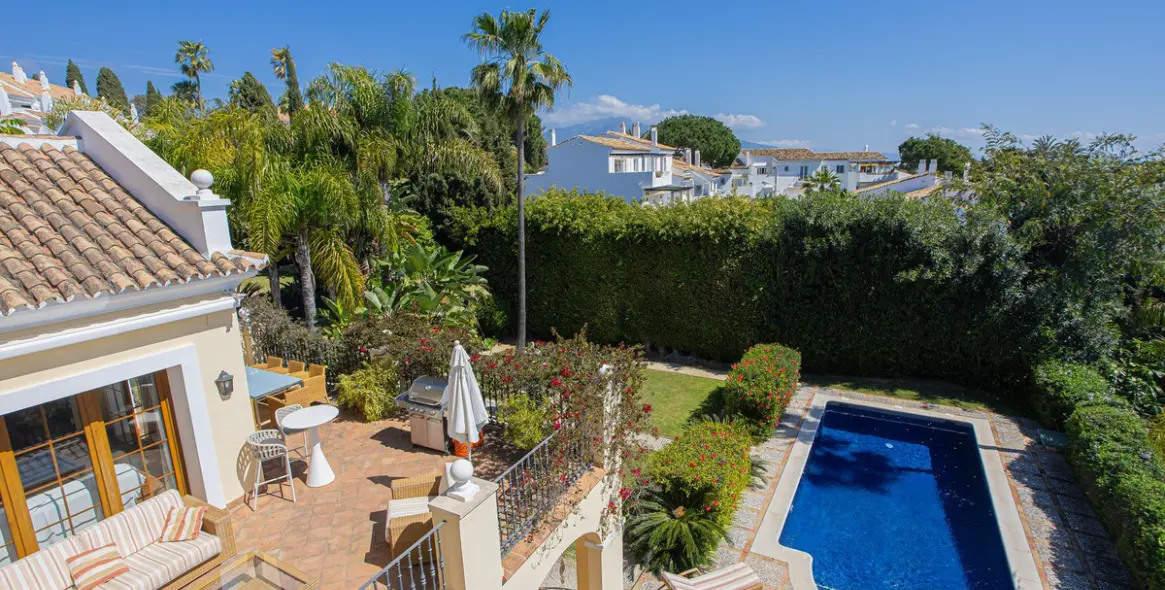 Venta de villa independiente en El Paraiso 6