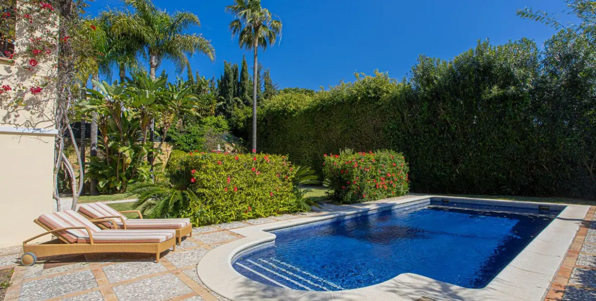 Venta de villa independiente en El Paraiso 10